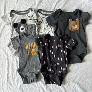 Great Condition! 5 baby boy onesies, newborn